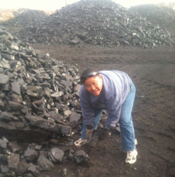Hopi picking up coal at mine